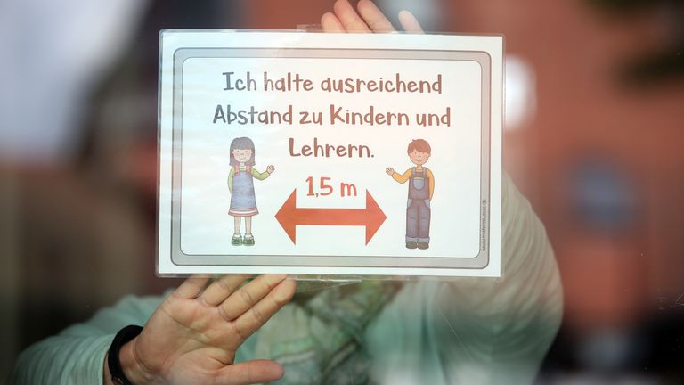Les enseignants préparent des pancartes avec des règles d'hygiène pour les écoliers de l'école primaire Schloss-Schule pendant la crise des coronavirus le 29 avril 2020 à Heppenheim, Allemagne