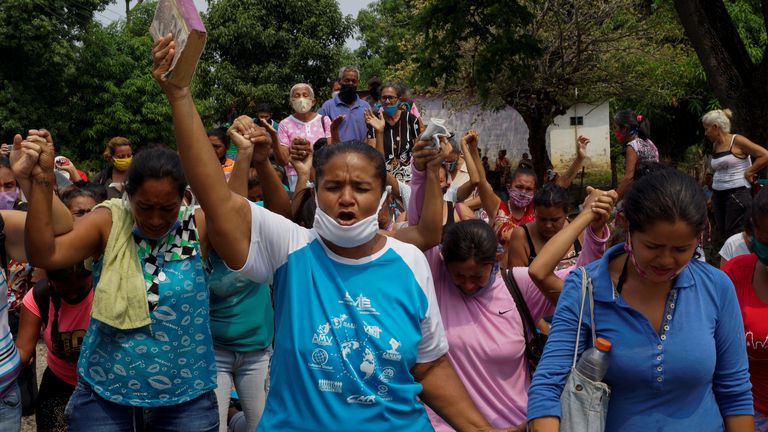 Des proches de détenus prient à l'extérieur du pénitencier de Los Llanos après qu'une émeute a éclaté à l'intérieur de la prison faisant des dizaines de morts alors que la maladie à coronavirus (COVID-19) continue à Guanare, Venezuela 2 mai 2020