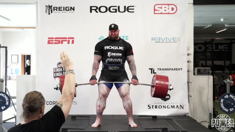 Bjornsson a soulevé le poids de 501 kg à deux mètres du sol 