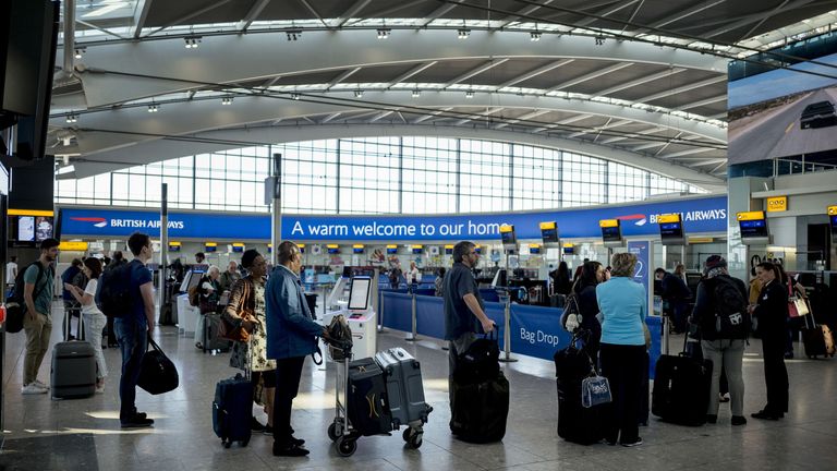 Les files d'attente dans les aéroports pourraient durer un kilomètre si une distanciation sociale est mise en œuvre, a déclaré le patron de Heathrow