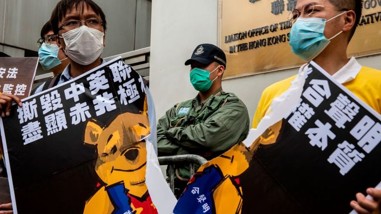 Les manifestants marchent sur une route lors d'un rassemblement pro-démocratie contre un nouveau projet de loi sur la sécurité à Hong Kong le 24 mai 2020. - Le projet de loi devrait interdire la trahison, la subversion et la sédition, et suit les avertissements répétés de Pékin qu'il ne tolèrent plus longtemps la dissidence à Hong Kong, qui a été ébranlée par des mois de manifestations antigouvernementales massives, parfois violentes, l'an dernier. (Photo par Anthony WALLACE / AFP) (Photo par ANTHONY WALLACE / AFP via Getty Images)
