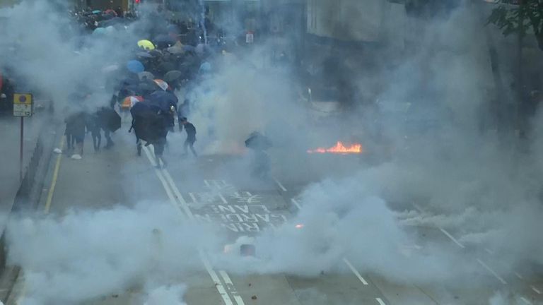 Défiant une interdiction de police, des milliers de manifestants se sont rendus samedi dans le quartier commerçant central de Hong Kong pour un autre rassemblement 
