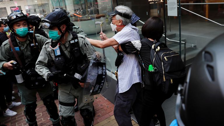 Un manifestant antigouvernemental se dispute avec la police anti-émeute