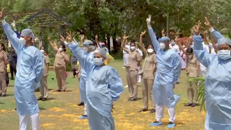 Dimanche 3 mai, les forces armées indiennes ont pris leur envol pour remercier les travailleurs de la santé et les services d'urgence du pays qui ont lutté contre la pandémie de coronavirus.