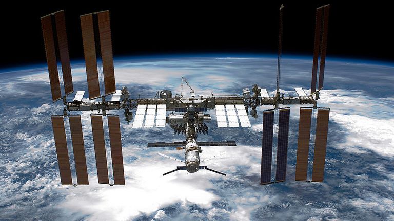 DANS L'ESPACE - 29 MAI: Dans ce document fourni par la National Aeronautics and Space Administration (NASA), retombé par la planète Terre, la Station spatiale internationale (ISS) est vue depuis la navette spatiale Endeavour de la NASA après que la station et la navette ont commencé leur relation après le désamarrage séparation le 29 mai 2011 dans l'espace. Après 20 ans, 25 missions et plus de 115 millions de miles dans l'espace, la navette spatiale Endeavour de la NASA est sur la dernière étape de son dernier vol vers la Station spatiale internationale avant d'être retirée et donnée au California Science Center de Los Angeles. Capt. Mark E. Kelly, représentant américain Gabrielle Giffords & # 39; (D-AZ), mari, a dirigé la mission STS-134 en livrant le transporteur logistique express-3 (ELC-3) et le spectromètre magnétique alpha (AMS-2) à la Station spatiale internationale. (Photo de la NASA via Getty Images)