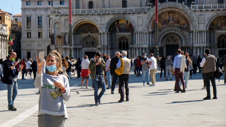 Rassemblement de marchands sur la place Saint-Marc, Venise