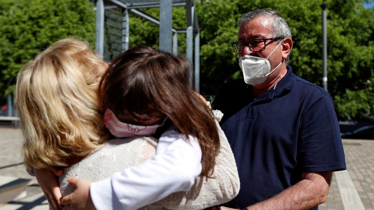 Domenico di Massa et Mariantonia Gangemi embrassent leur petite-fille Cecilia à Rome