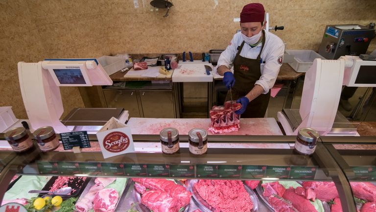 Un boucher au travail à Rivoli près de Turin. L'Italie prévoit d'assouplir les restrictions de verrouillage à partir de lundi