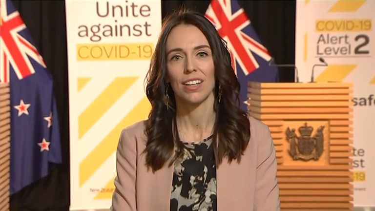 Jacinda Ardern subit un tremblement de terre lors d'une interview en direct