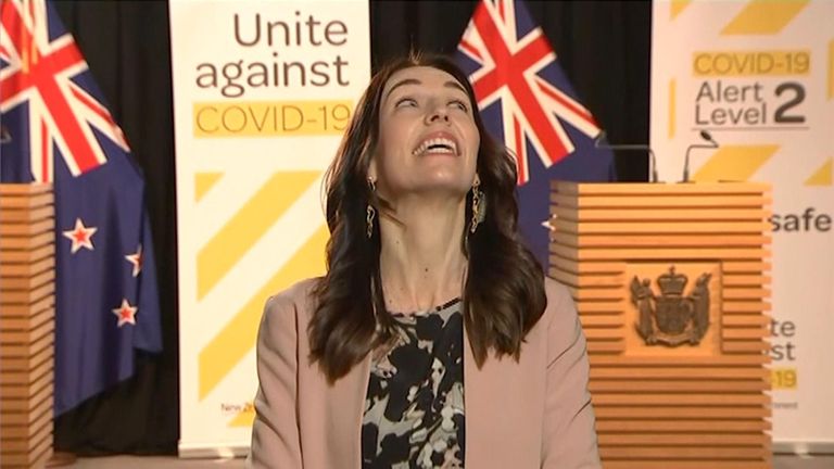 Jacinda Ardern subit un tremblement de terre lors d'une interview en direct                  