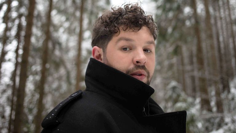 Newman a filmé la vidéo dans les montagnes enneigées de la frontière entre la République tchèque et la Pologne