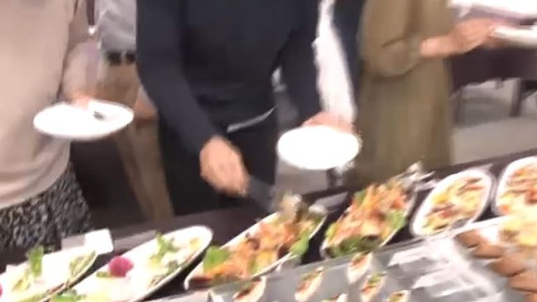 Les participants ont mis de la nourriture dans leurs assiettes à partir d'un buffet. Photo: NHK