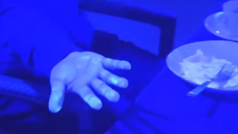 La peinture s'était répandue dans les mains et la nourriture de chacun. Photo: NHK