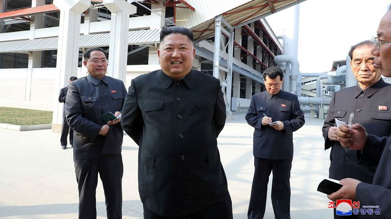 Le leader nord-coréen Kim Jong Un, au centre, visite une usine d'engrais dans le sud de Pyongan, près de Pyongyang, en Corée du Nord