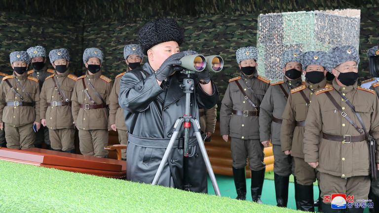 Le leader nord-coréen Kim Jong Un assiste à un exercice militaire ce week-end