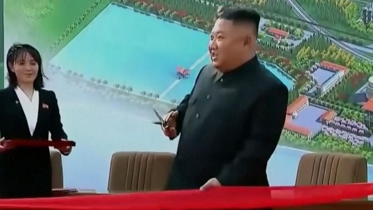Après des semaines de spéculations intenses sur la santé de Kim Jong Un, l'agence de presse nationale KCNA a publié samedi 2 mai des photos du dirigeant nord-coréen assistant à l'achèvement d'une usine d'engrais au nord de Pyongyang, le premier rapport de son apparition depuis le 11 avril. .