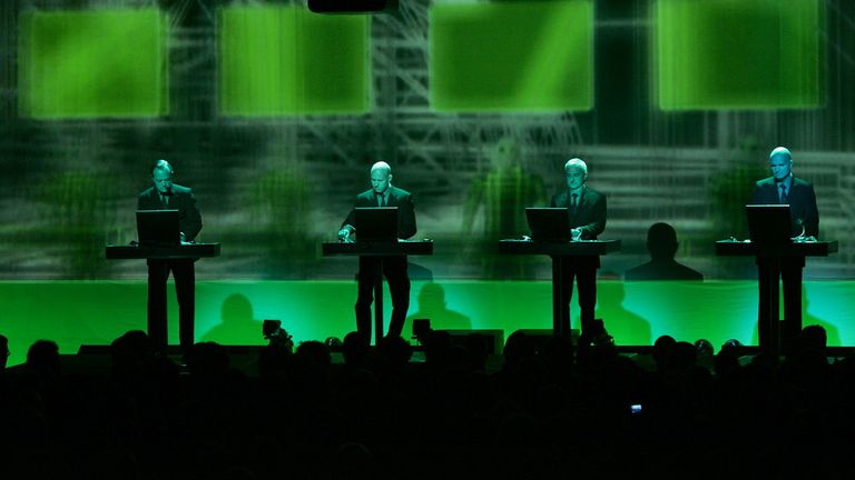 Kraftwerk est devenu connu pour ses visuels distinctifs en direct ainsi que la musique