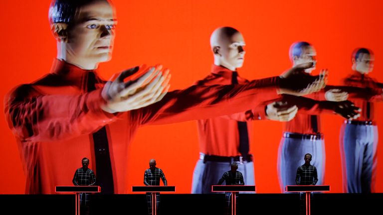 Les groupes continuent de se produire, les visuels étant aussi importants que la musique