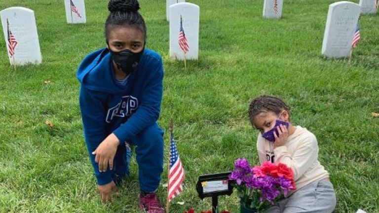 Les jeunes sœurs de Leilani sur sa tombe au cimetière national d'Arlington
