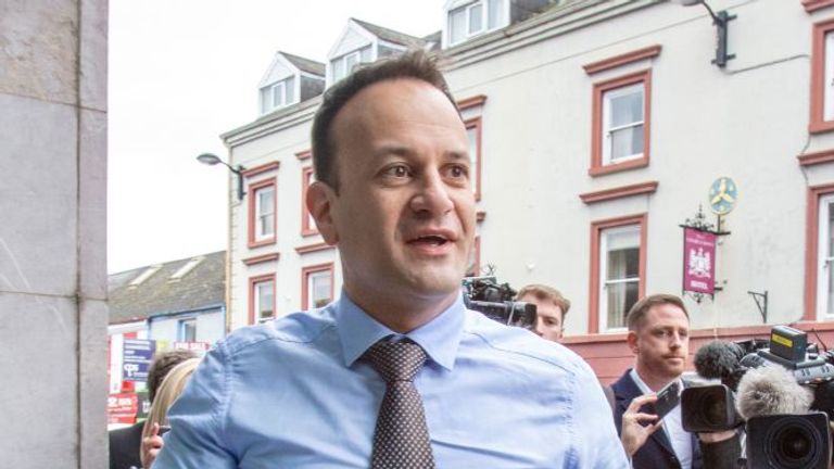 Le Premier ministre irlandais, Leo Varadkar (arrive aux bureaux du Conseil ministériel Nord-Sud à Armagh, en Irlande du Nord le 14 mars 2020, pour une réunion du gouvernement irlandais et de l'exécutif d'Irlande du Nord concernant le nouveau foyer de coronavirus Covid-19. (Photo par Paul Faith / AFP) (Photo par PAUL FAITH / AFP via Getty Images)
