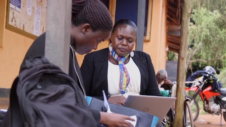 Des membres de la communauté LGBT en Ouganda ont été arrêtés. Ceci est un avocat qui les représente