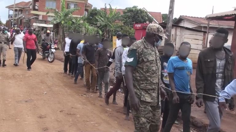 Plus de 20 membres de la communauté LGBT en Ouganda ont été arrêtés pour s'être rassemblés en public en violation du verrouillage du coronavirus. La police les a arrêtés dans un refuge pour minorités sexuelles. Sparks VT