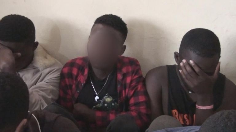 Plus de 20 membres de la communauté LGBT en Ouganda ont été arrêtés pour s'être rassemblés en public en violation du verrouillage du coronavirus. La police les a arrêtés dans un refuge pour minorités sexuelles. Sparks VT