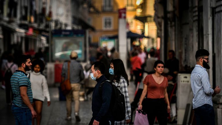 Certains touristes portant des masques de protection en se promenant dans Lisbonne, Portugal