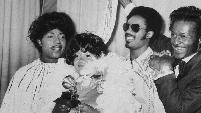 (L-R) Little Richard, la mère de Stevie Wonder, Lula Mae Hardaway, Stevie Wonder et Chuck Berry aux Grammy Awards à Hollywood, le 2 mars 1974