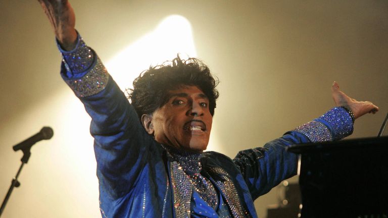 La légende du rock américain Little Richard joue sur la scène du festival Terre Neuvas, 08 juillet 2006 à Bobital, dans l'ouest de la France