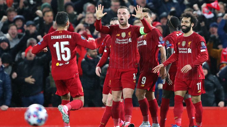 Les joueurs de Liverpool célèbrent leur dernier match avant que le verrouillage ne mette fin aux rencontres