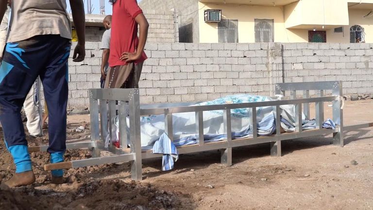 Un corps est amené au cimetière de Radhwan pour y être enterré