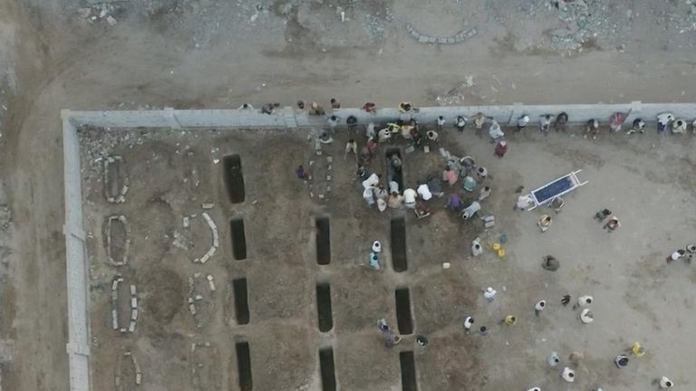 Un enterrement a lieu au cimetière de Radhwan