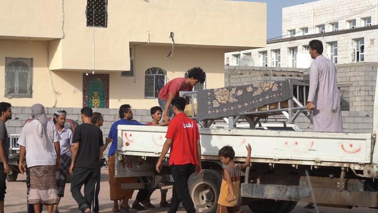 Un cercueil sur un van au Yémen