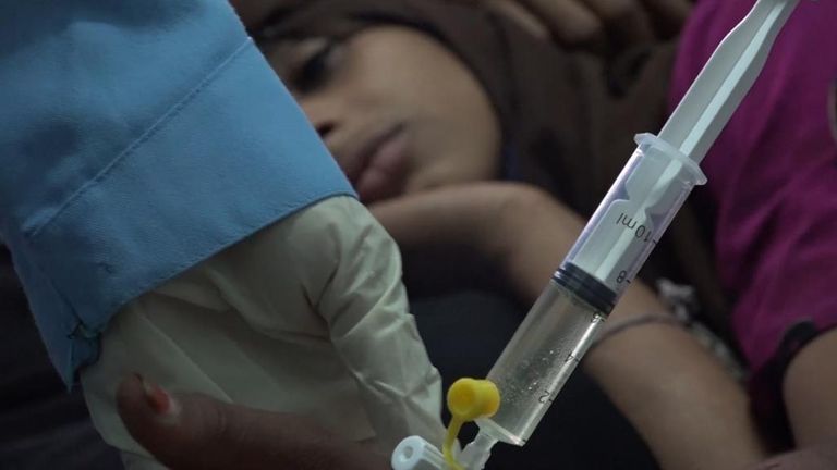 Yémen, femme avec une goutte dans un hôpital de Taiz