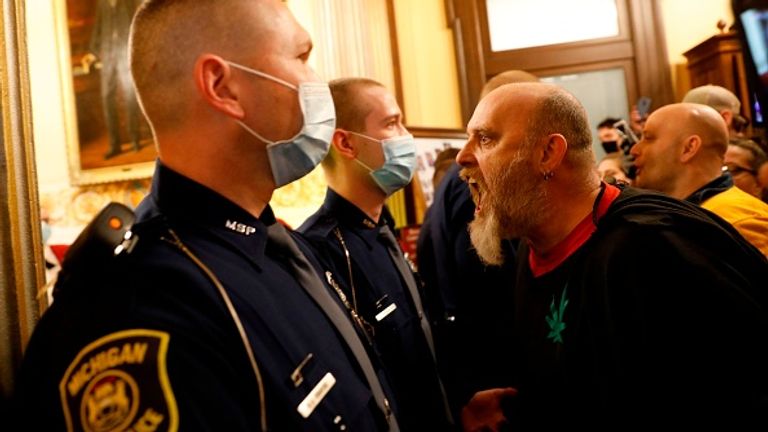 Les manifestants ont crié à la police de les laisser entrer dans la chambre
