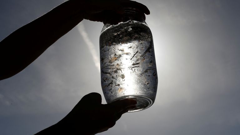 Un échantillon d'eau de mer Méditerranée contenant des plastiques