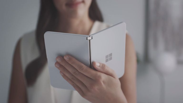 Le Microsoft Surface Duo peut être tenu verticalement, comme un livre