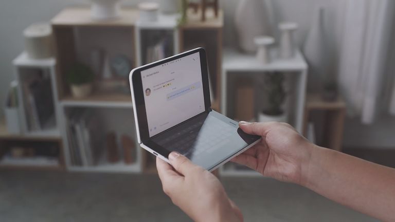 Le Surface Duo peut également être tenu horizontalement avec l'écran du bas fonctionnant comme un clavier