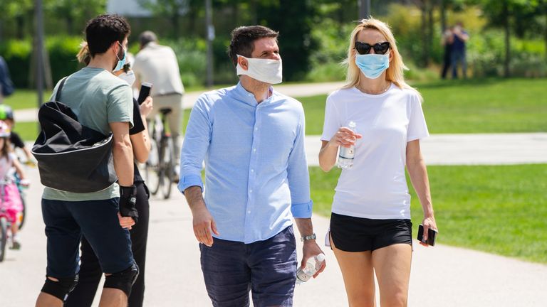 Des couples se promènent dans un parc à Milan après l'assouplissement des restrictions de verrouillage