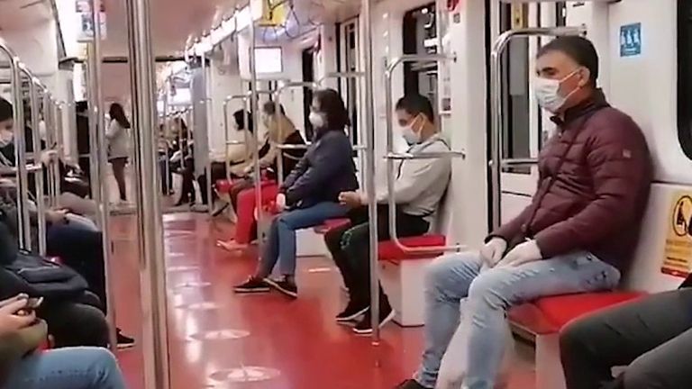 Les navetteurs restent séparés dans le métro de Milan