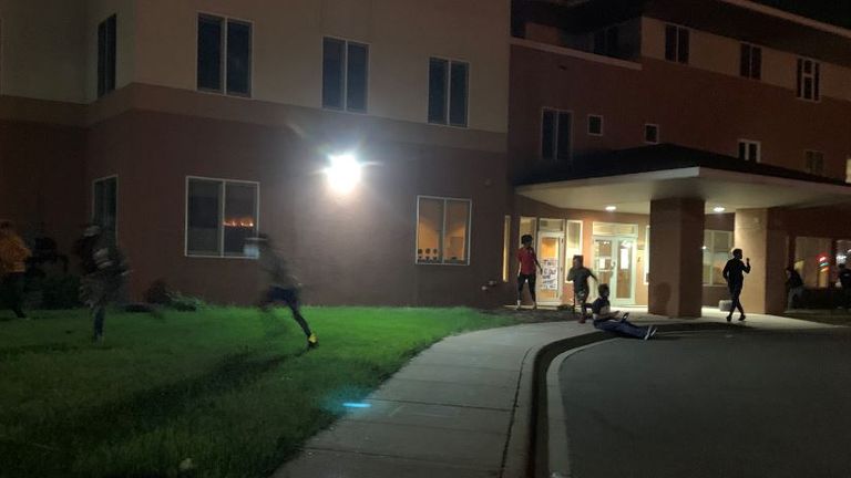 La police était largement absente alors que l'anarchie régnait dans les rues