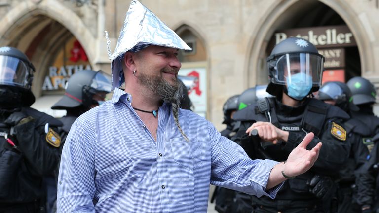 Des policiers assistent à un rassemblement de manifestants à Munich