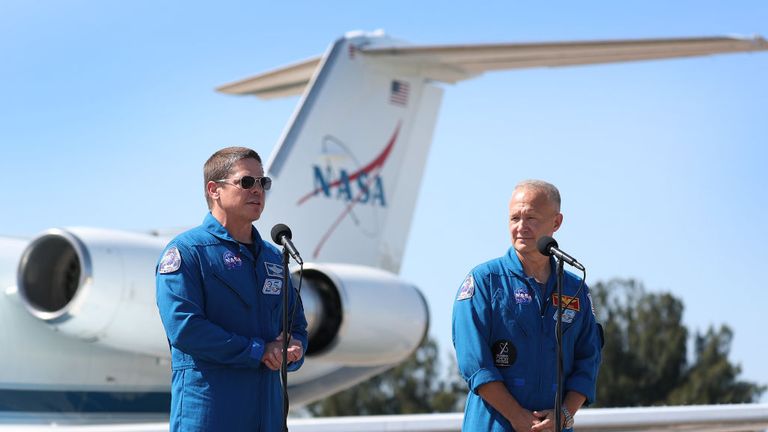 CAPE CANAVERAL, FLORIDE - 20 MAI: les astronautes de la NASA Bob Behnken (L) et Doug Hurley s'adressent aux médias après leur arrivée au Kennedy Space Center le 20 mai 2020 à Cape Canaveral, en Floride. Les astronautes sont arrivés pour le vol inaugural prévu le 27 mai du vaisseau spatial Crew Dragon de SpaceX. Ce seront les premières personnes depuis la fin du programme de la navette spatiale en 2011 à être lancées dans l'espace depuis les États-Unis. (Photo de Joe Raedle / Getty Images)
