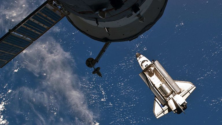 DANS L'ESPACE - 10 JUILLET: Dans cette image fournie par la National Aeronautics and Space Administration (NASA), la navette spatiale de la NASA Atlantis en orbite terrestre juste avant de s'arrimer pour la dernière fois avec la Station spatiale internationale le 10 juillet 2011 dans l'espace. Atlantis a entamé une mission de 12 jours à la Station spatiale internationale où elle livrera le module logistique polyvalent Raffaello rempli de fournitures et de pièces de rechange. Ce sera le lancement final du programme de navette spatiale, qui a commencé le 12 avril 1981 avec le lancement de la Colombie. (Photo de la NASA via Getty Images)