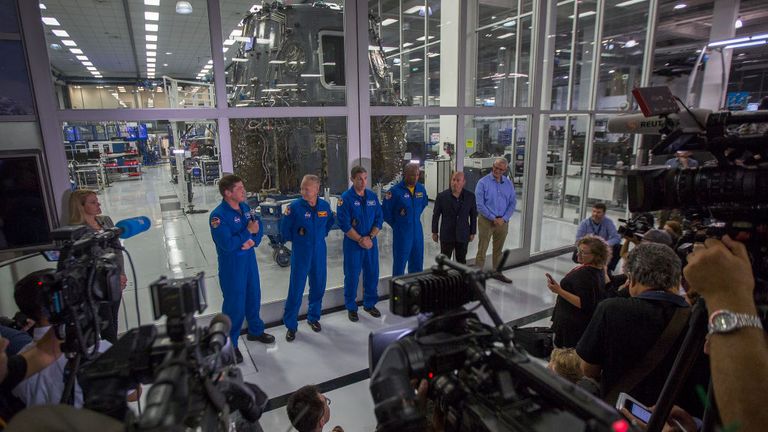 HAWTHORNE, CA - 13 août: (LR) Les astronautes de la NASA Bob Behnken, Doug Hurley, Mike Hopkins et Victor Glover, et le directeur de la gestion de la mission de l'équipage Benji Reed parler aux journalistes devant le vaisseau spatial Crew Dragon, en construction dans une salle blanche, lors d'une visite des médias du siège de SpaceX et de l'usine de fusées le 13 août 2018 à Hawthorne, en Californie. SpaceX prévoit d'utiliser le vaisseau spatial Crew Dragon, une version passager du cargo robotique Dragon, pour transporter des astronautes de la NASA à l'Internat