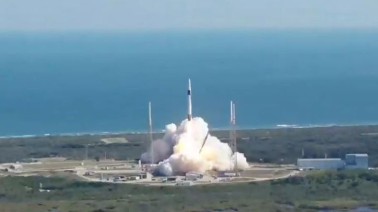 Une fusée SpaceX Falcon 9 décolle du complexe de lancement spatial 40 de la station de Cap Canaveral Air Force en Floride à 12 h 29. EST le 5 décembre 2019, pour la 19e mission des Services de réapprovisionnement commercial (CRS-19) de la société à la Station spatiale internationale. Crédit photo: NASA