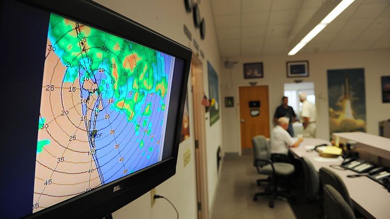 Une carte météo montrant des orages à proximité le 22 mai 2009 dans le centre des médias du Kennedy Space Center en Floride alors que la NASA fait signe de l'atterrissage de la navette spatiale Atlantis en raison de l'approche des orages. La NASA réessayera le 23 mai. AFP PHOTO / Stan HONDA (Le crédit photo doit lire STAN HONDA / AFP via Getty Images)
