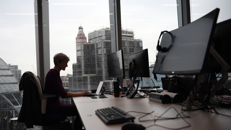 Londres, ANGLETERRE - 14 FÉVRIER: Un membre du personnel pose pour une photo dans un espace de travail du National Cyber ​​Security Center le 14 février 2017 à Londres, en Angleterre. Le National Cyber ​​Security Center (NCSC) est conçu pour améliorer la lutte de la Grande-Bretagne contre les cyberattaques et agir comme un centre nerveux opérationnel. (Photo de Carl Court / Getty Images)
