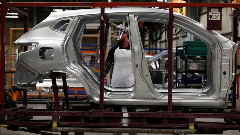 Des travailleurs sont vus sur la ligne de production de l'usine automobile de Nissan à Sunderland 